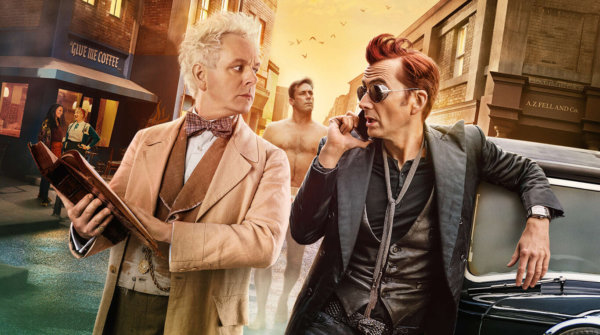 Imagen promocional de Good Omens en la que aparecen los protagonistas, un ángel albino y un demonio pelirrojo, en Londres