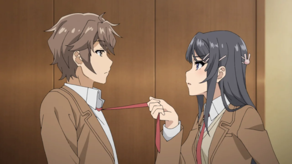 Imagen de "Rascal does not dream of Bunny Girl Senpai" en la que aparecen los dos protagonistas, un chico de pelo castaño y una joven de pelo oscuro. Ambos llevan uniforme escolar y ella le tira de la corbata.